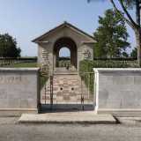 Si tratta di un cimitero aperto, senza portoni d�ingresso. E� infatti visitabile sempre, a ogni ora. Sono presenti solo due bassi cancelli messi qui per evitare l�accesso ai cani randagi